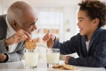 Nonno e nipote che mangiano biscotti