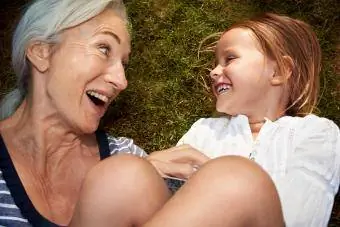 Babcia i wnuczka leżące na trawie