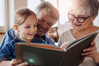 Morföräldrar läser en bok för sitt barnbarn