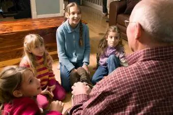Bedstefar fortæller en historie til børnebørn