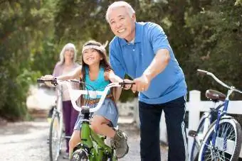 Vectēvs mazmeita brauc ar velosipēdu