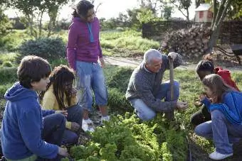 Lærer og barn i en grønnsakshage