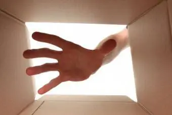Χέρι που απλώνει στο κουτί