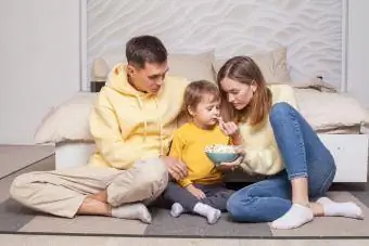 famiglia che guarda i popcorn