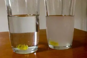gumoví medvídci ve sklenicích vody