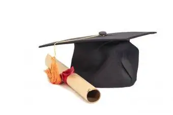 Sombrero de graduación y diploma