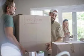 Mobiliaris que porten una caixa de cartró a una casa nova