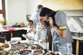 Ibu dan anak perempuan di pesta pindah rumah