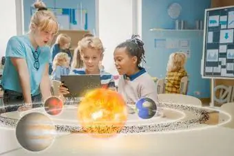 Kinders in wetenskapklas gebruik digitale tablet