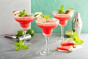 Margaritas refrescantes de melancia com limão