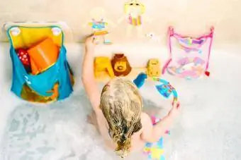 Fotografía cenital de una niña jugando en el baño
