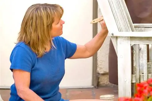 Hvordan man bruger maling til at retablere terrassemøbler