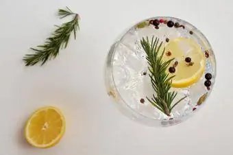 cocktail pynt rosmarin peberkorn citron hjul