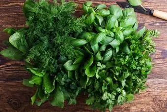 herbs para sa cocktail garnish