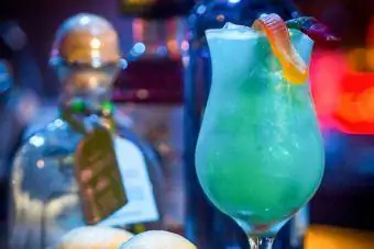 kẹo dẻo sâu trang trí cho cocktail