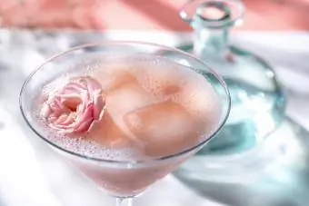 decorazione di rose nel cocktail