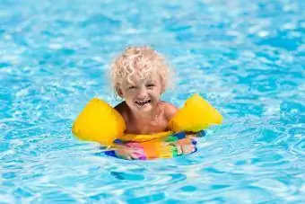 Garçon dans la piscine