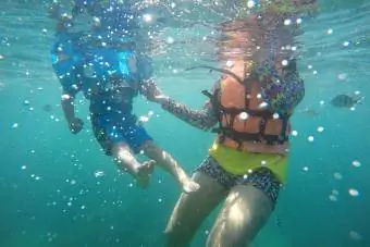 Femme et garçon nageant sous l'eau