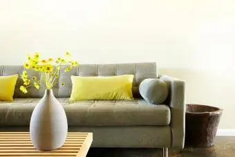 sofa với gối và bình hoa