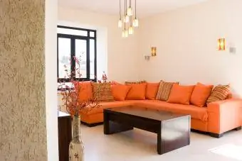 moderní obývací pokoj s oranžovou pohovkou