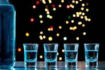 Garrafa e doses de sambuca