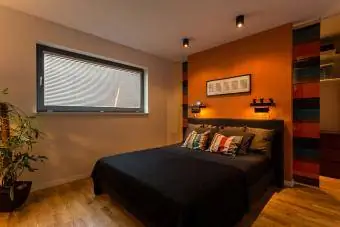 dormitorio naranja y marrón