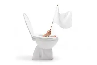 Ръка с бяло знаме излиза от тоалетната чиния