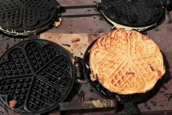Dökme demir waffle demirinde taze pişmiş waffle