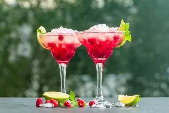 Cocktail mit Limette und Himbeeren