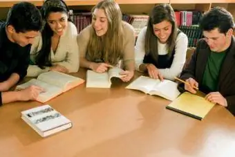 Studenten in bibliotheek