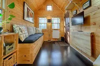 fondo de madera natural en una pequeña sala de estar en casa