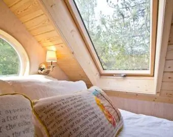покривните прозорци внасят светлина и свеж въздух в таванските помещения за спане