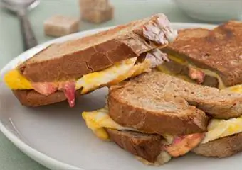 Jibini iliyoangaziwa, yai na sandwich ya bakoni