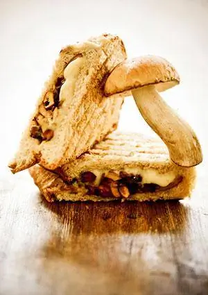 Грильден жасалған ірімшік саңырауқұлақ сэндвичі