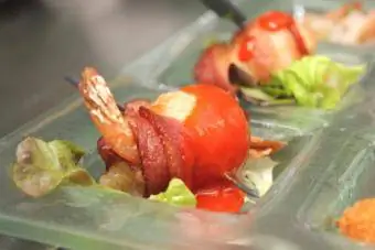 aperitivo de camarão embrulhado em bacon