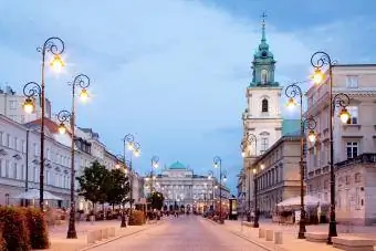 Iglesia de la Santa Cruz y Academia de Ciencias en la calle Krakowskie Przedmiescie al atardecer