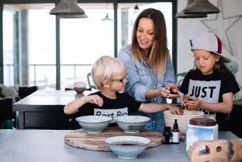 ילדים אופים במטבח מטפלים באוכל עם אמא