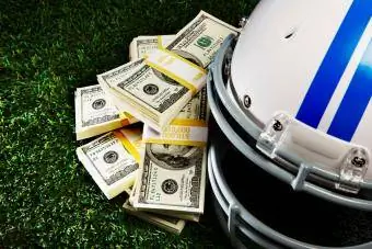 Американски футбол и пари в брой