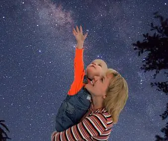 אמא ותינוק מסתכלים על כוכבים