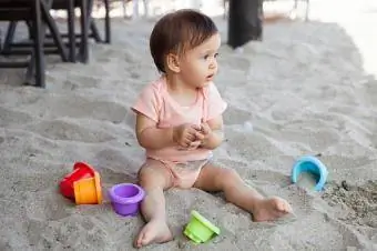 Vauva hiekassa