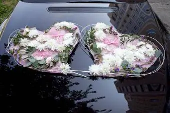 Bil dekorert med blomster
