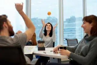 Ofis toplantısında kaygıyı hafifletmek için stres topu atılıyor