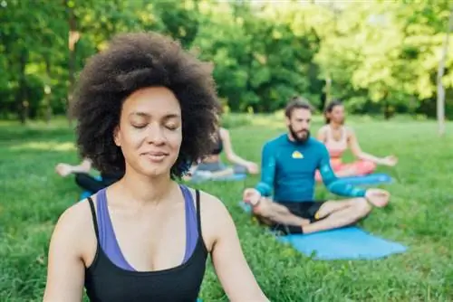 ryhmäohjattu meditaatio stressin ja ahdistuksen lievittämiseksi