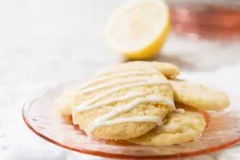 Assiette remplie de biscuits glacés au citron