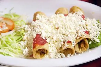 Questo Fresco Topping ilə Toyuq Enchiladas