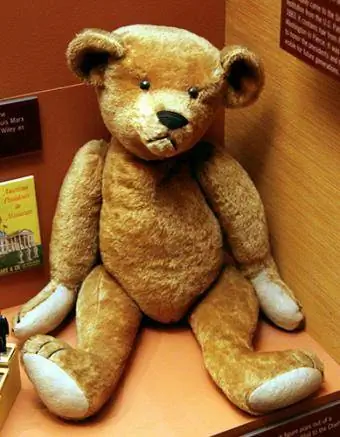 1903 Teddy Bear diproduksi oleh Benjamin Michton, putra pendiri Ideal Toy Co.