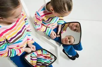 filles avec des miroirs