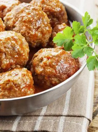 Asian nqaij npuas meatballs