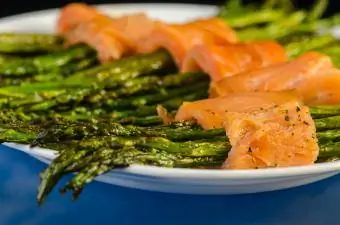 Salmon salai dan Asparagus