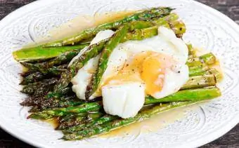 Salad asparagus dengan telur rebus